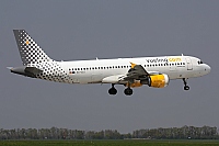 Vueling Airlines ( VLG , VY )  – Airbus A320-216 EC-KCU