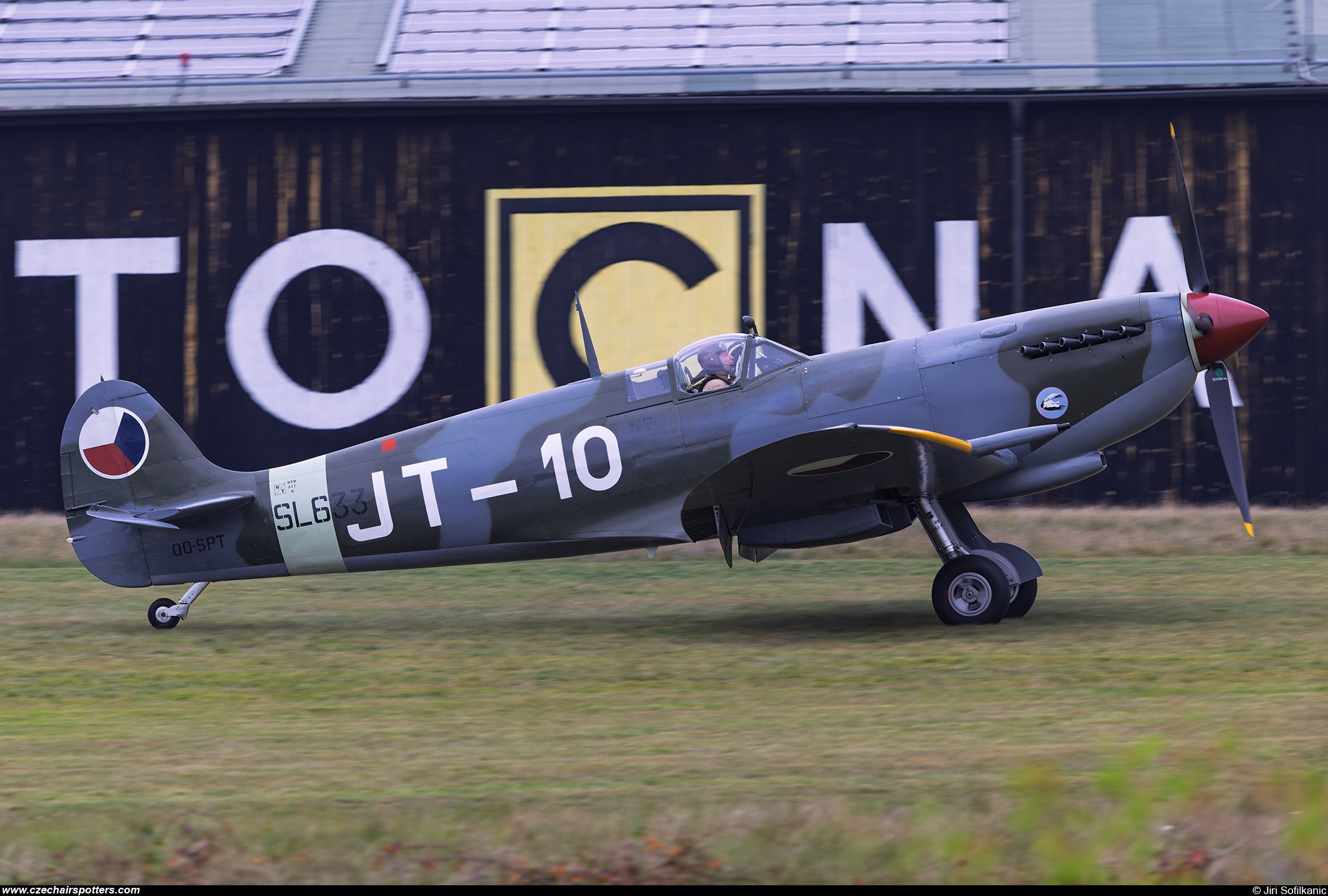 private – Supermarine Spitfire L.F Mk IXe OO-SPT / JT-10